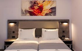 Meni Hotel & Apartments